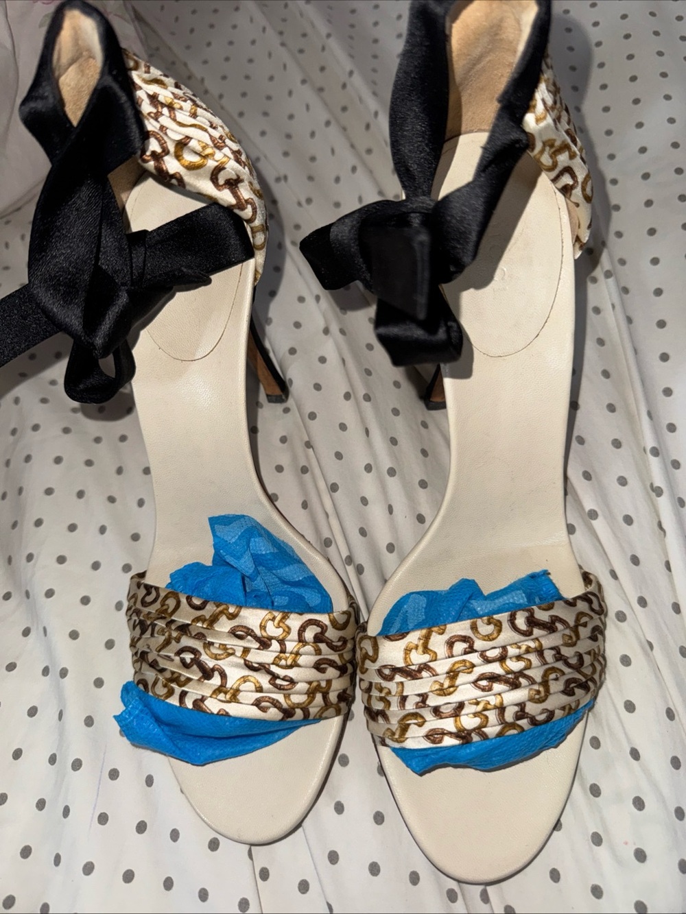 Gucci Elegant Cream satin Chain-Print Open-Toe Heels with Black Ankle Tie Sz 8